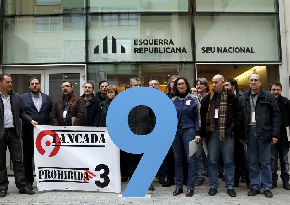 Foto: El presidente de ERC (2i) posa con pancartas de protesta por el cierre de la televisión pública valenciana Canal Nou. (EFE)