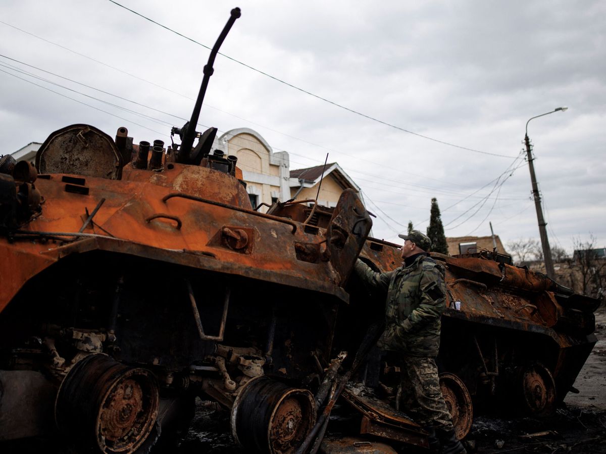 Foto: Restos de un tanque ruso en Bucha, Kiev. (Reuters/ Alkis Konstantinidis)