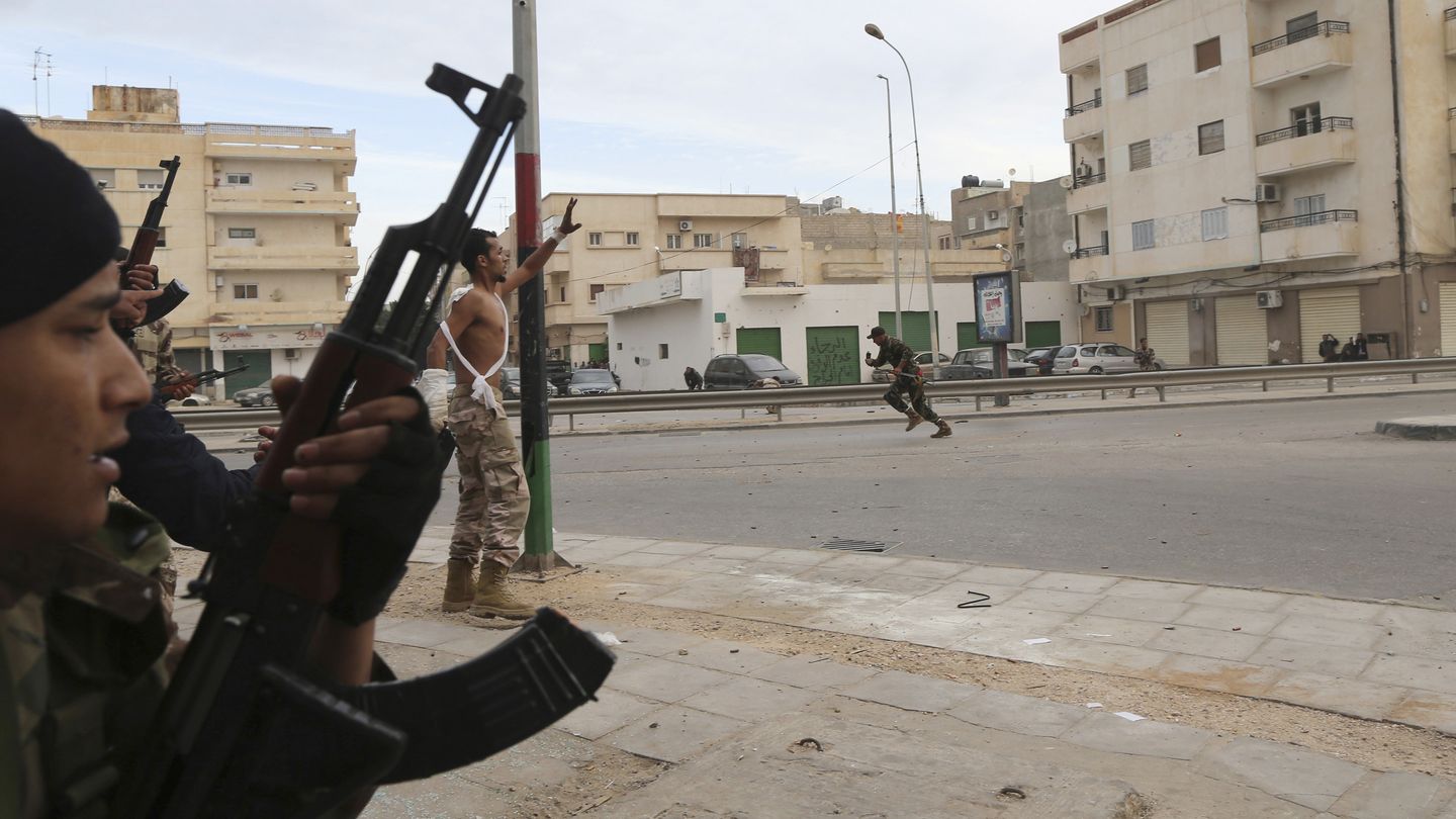 Soldados del Ejército combaten contra milicianos de Ansar al-Sharia en noviembre en Bengasi (Reuters).