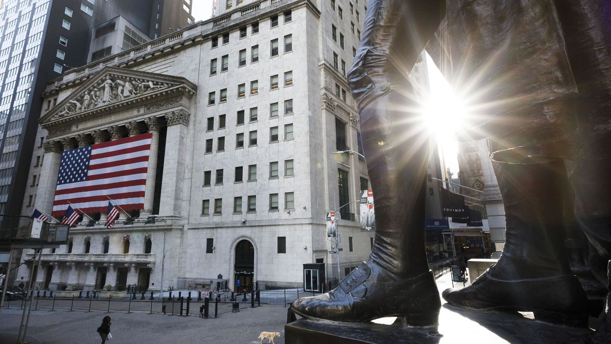 Wall Street se mueve con gran volatilidad y el Dow Jones trata de subir