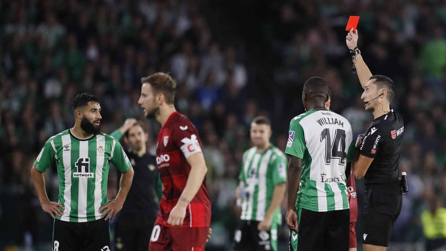 Fekir, sorprendido cuando el árbitro le enseña la roja. (EFE/José Manuel Vidal)