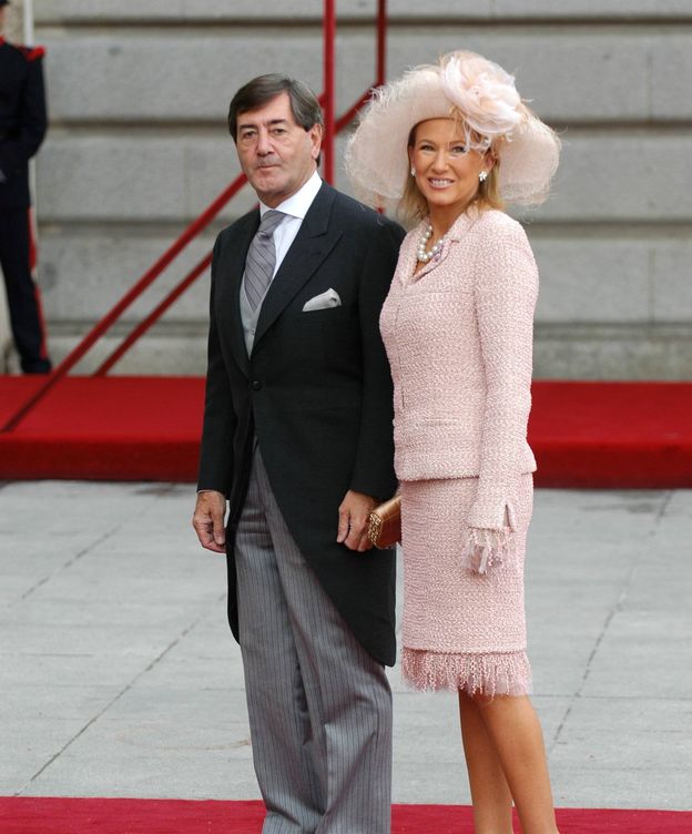 Foto:  Alfonso Cortina y Miriam Lapique, en la boda de los ahora reyes Felipe y Letizia. (Cordon Press)