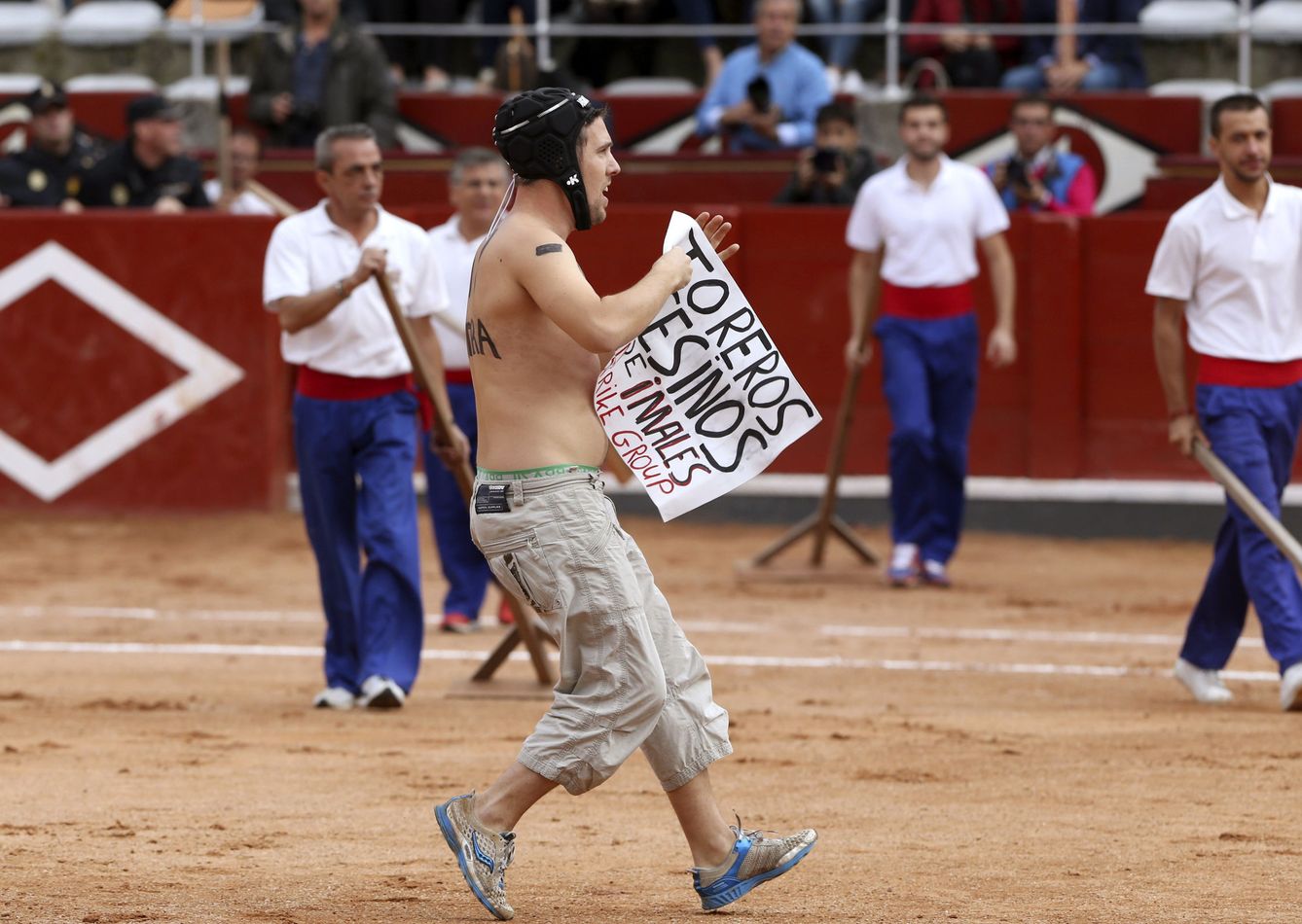 Protesta de un antitaurino durante una corrida de la Feria de Salamanca. (EFE)