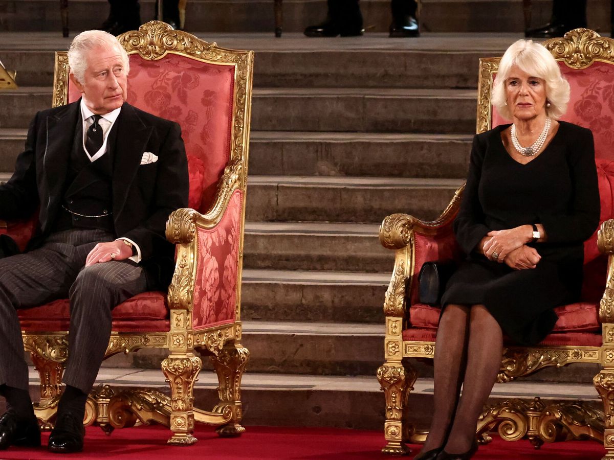 Foto: Los nuevos reyes de Reino Unido se sientan en el trono. (Reuters/Pool/Henry Nicholls) 
