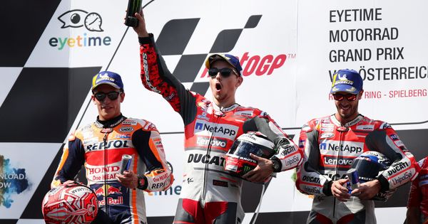 Foto: El podio de MotoGP del GP de Austria con Márquez (i), Lorenzo (c) y Dovizioso (d). (Reuters)