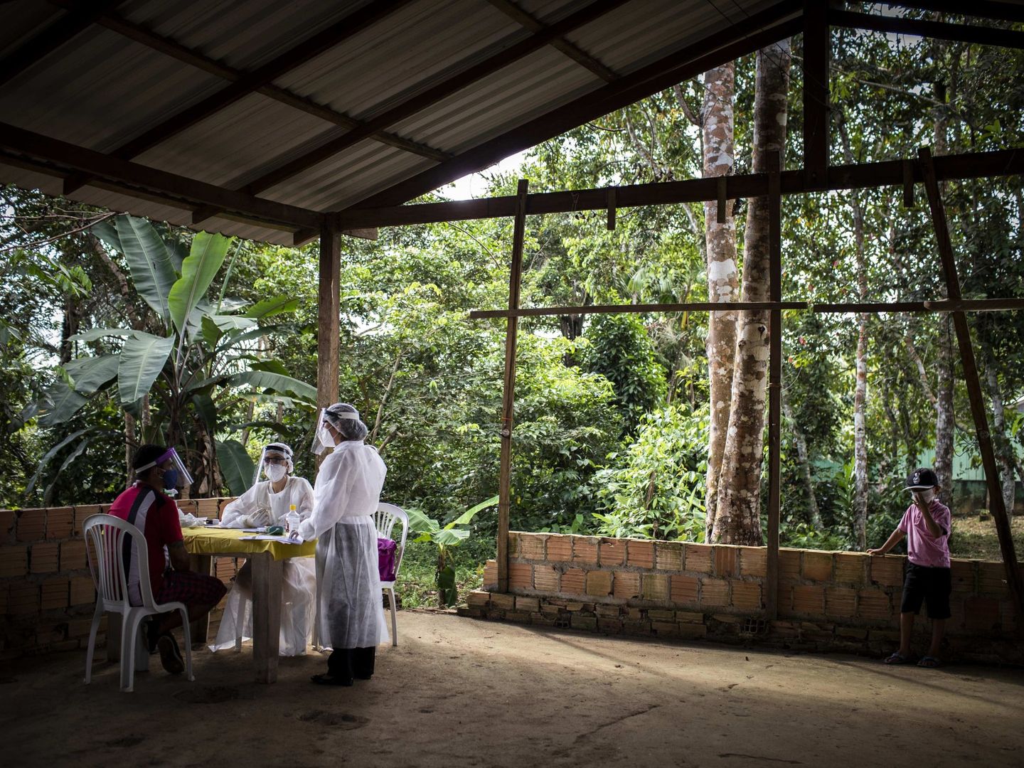 Personal de salud realiza exámenes el viernes 30 de mayo en la comunidad Bela Vista do Jaraqui, golpeada por la pandemia de covid-19, en la zona rural de Manaos, Amazonas (Brasil). (EFE)