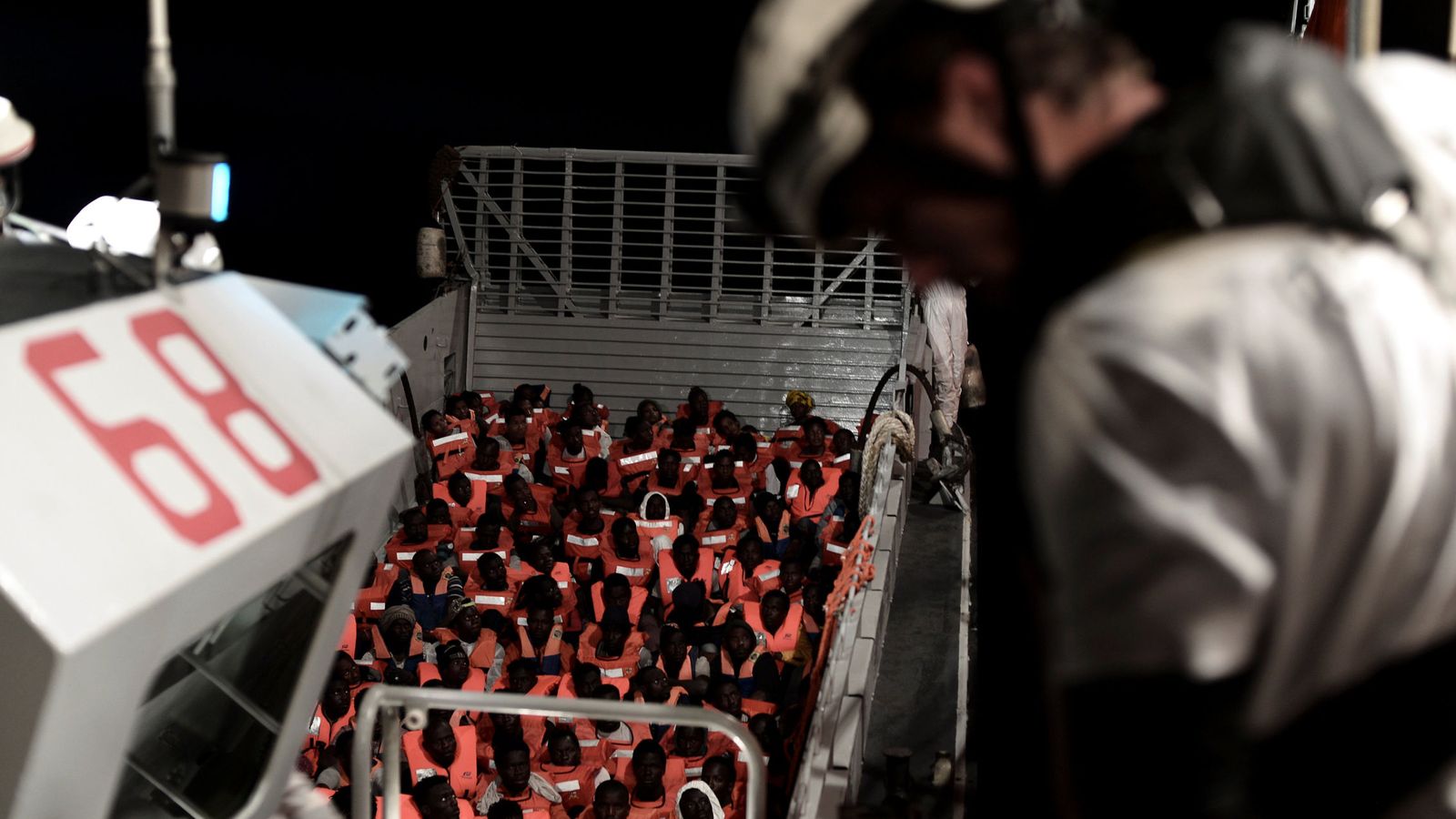 Foto: Migrantes recatados por la tripulación del Aquarius en el Mediterráneo central, el 10 de junio de 2018. (Reuters)