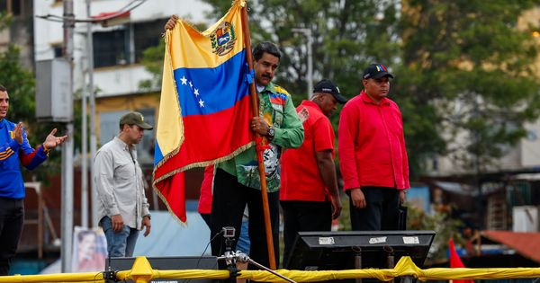 Foto: El presidente venezolano, Nicolás Maduro, sostiene la bandera venezolana durante su evento de cierre de campaña, el jueves 17 de mayo de 2018, en Caracas. (EFE)