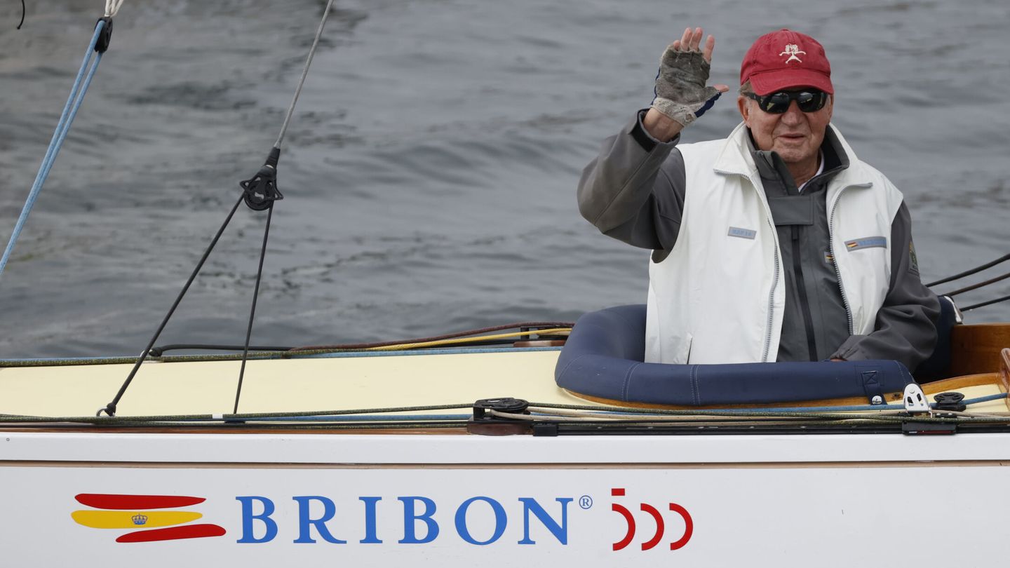 El rey Juan Carlos a bordo del Bribón en Sanxenxo en mayo de 2022. (EFE /Lavandeira Jr) 