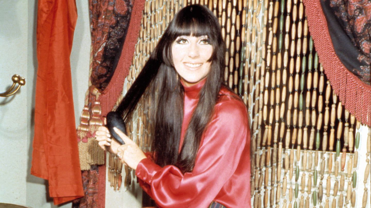 Cher, en los años 60 peinando su melena con hime haircut. (Cordon Press)