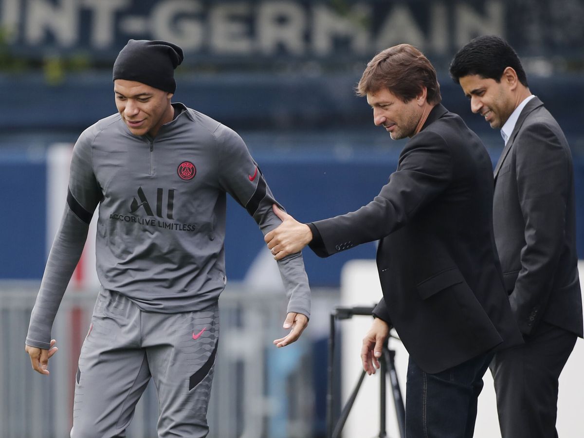 Foto: Leonardo agarra a Mbappé, con Al-Khelaifi detrás. (Reuters/Benoit Tessier)