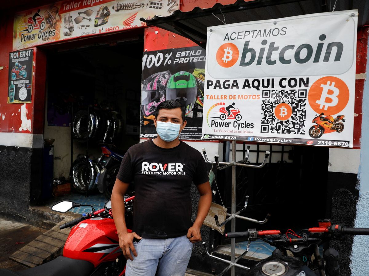 Foto: Un comercio de El Salvador que acepta bitcoins como forma de pago. (Reuters)