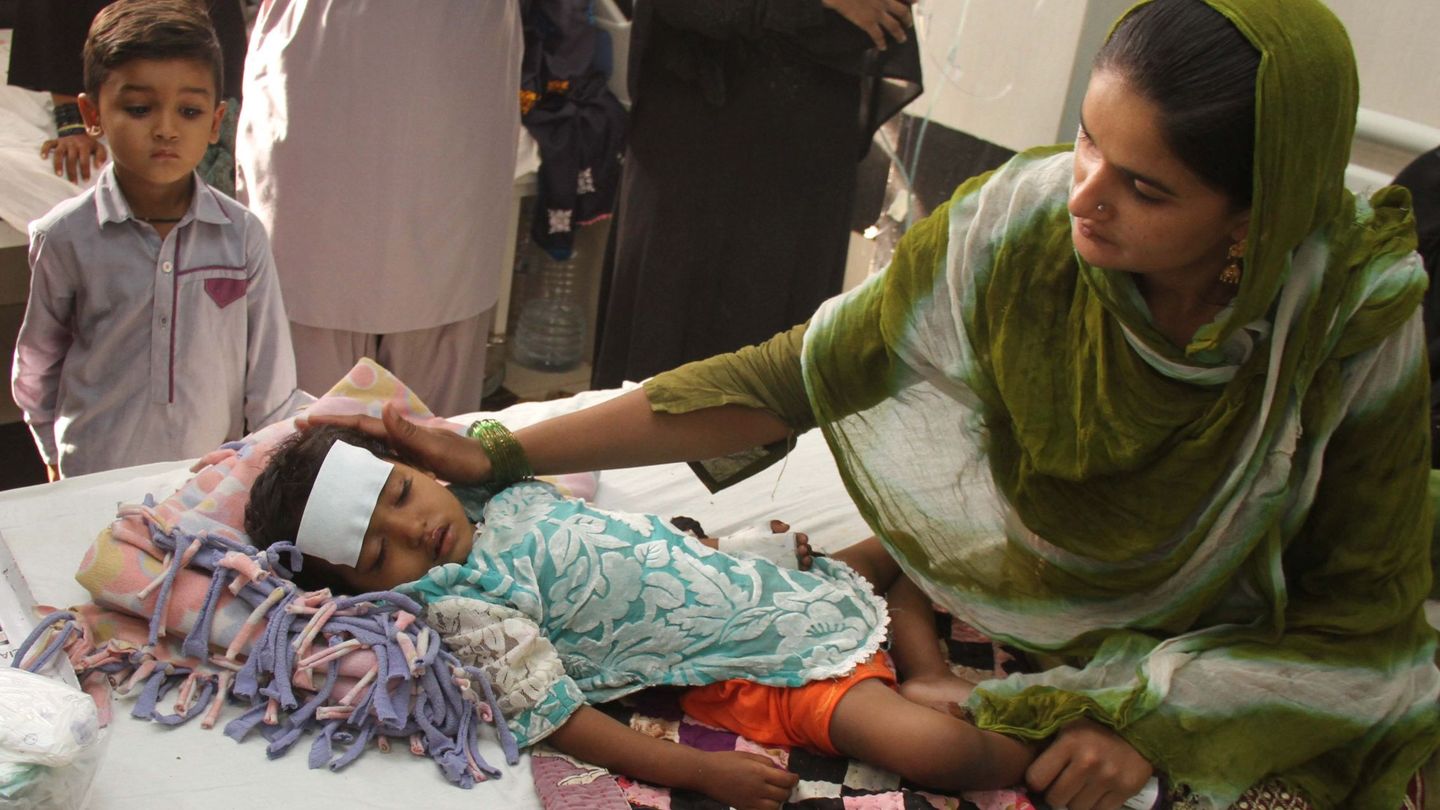 Una niña recibe atención médica en Pakistán contra el primer brote mundial de fiebres tifoideas inmunes a las vacunas y antibióticos existentes. (EFE/Nadeem Khawer)