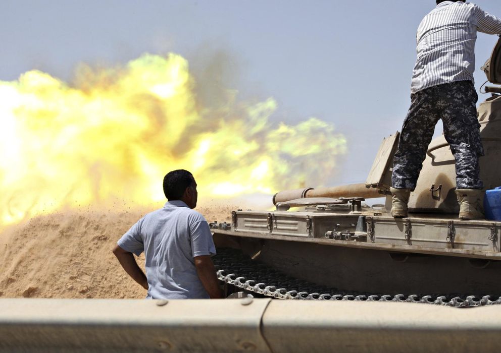 Foto: Un tanque de un grupo vinculado a las Libya Shield Forces dispara durante combates con milicias enemigas en el Cuartel 27, al oeste de Trípoli. (Reuters)