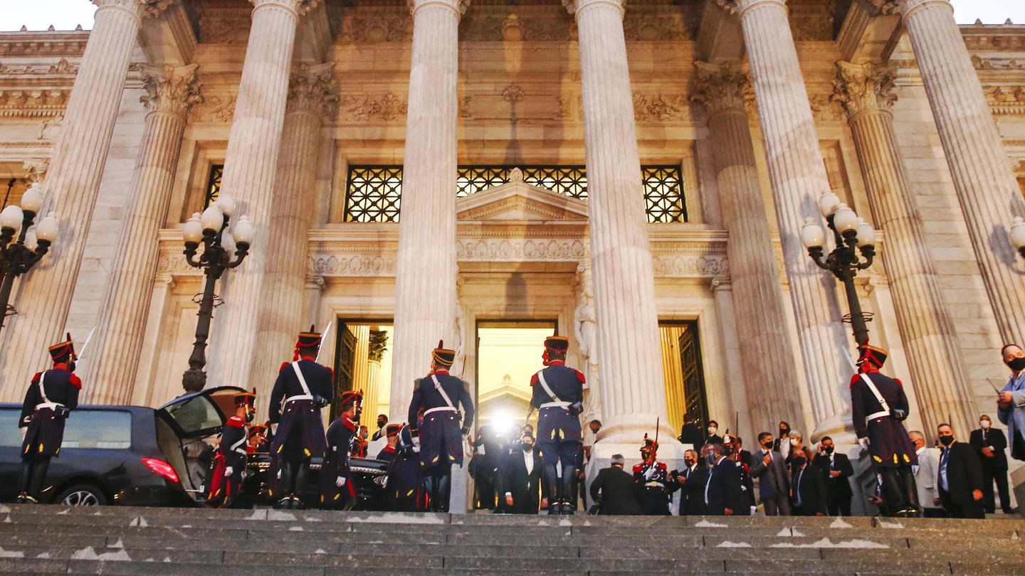  Los restos de Carlos Menem llegando al Congreso argentino. (Getty)