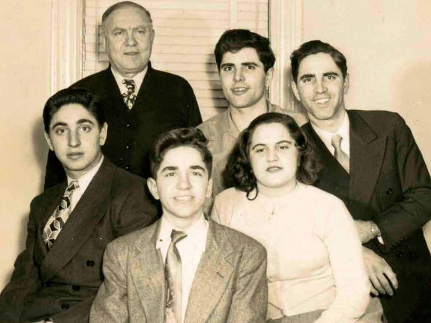 Los Unanue, de izquierda a derecha: Joe, Prudencio, Frank, Tony, su prima Ana Casal y Charlie. (P. U.) 
