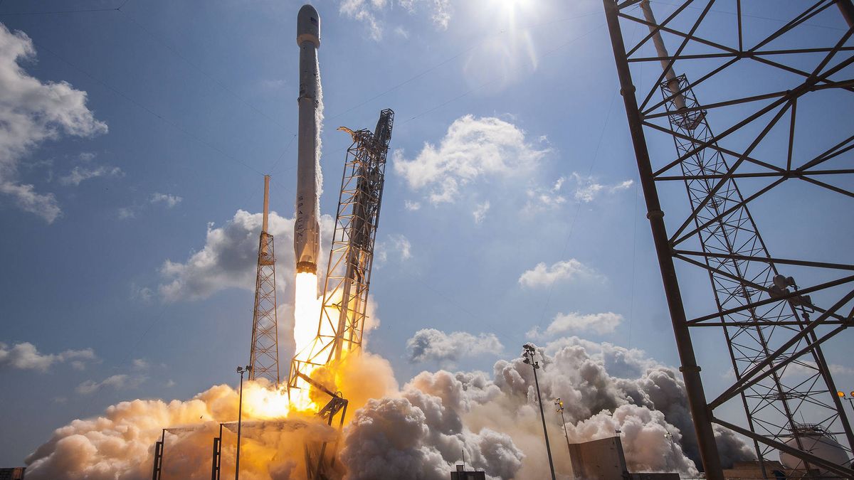 El espectacular accidente del cohete de SpaceX en su último intento de aterrizaje