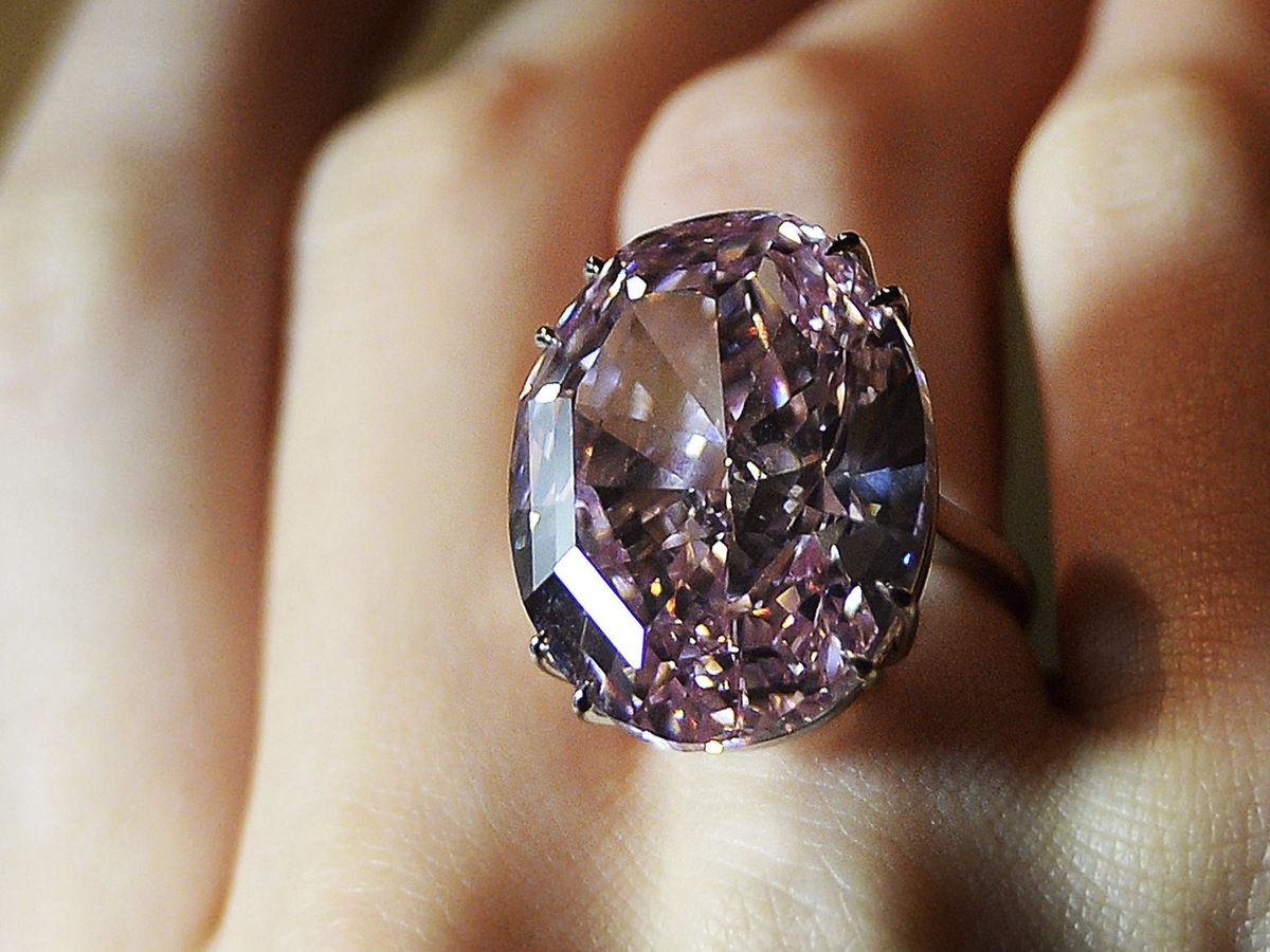 Foto: Foto de la subasta de un diamante rosa en Londres.( EFE/Andy Rain). 