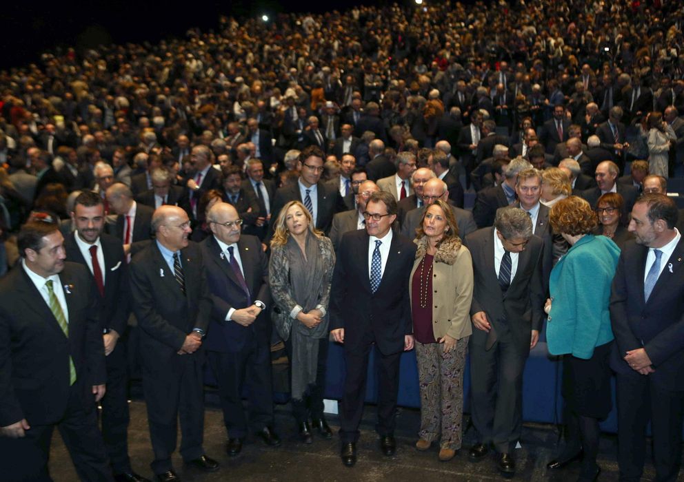 Foto: Artur Mas junto a su esposa y los 'consellers' de su Gobierno (Efe)