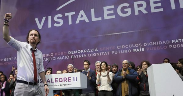 Foto: El líder de Podemos, Pablo Iglesias, con el resto de miembros de la dirección tras anunciarse los resultados de la asamblea de Vistalegre II en febrero del pasado año. (EFE)