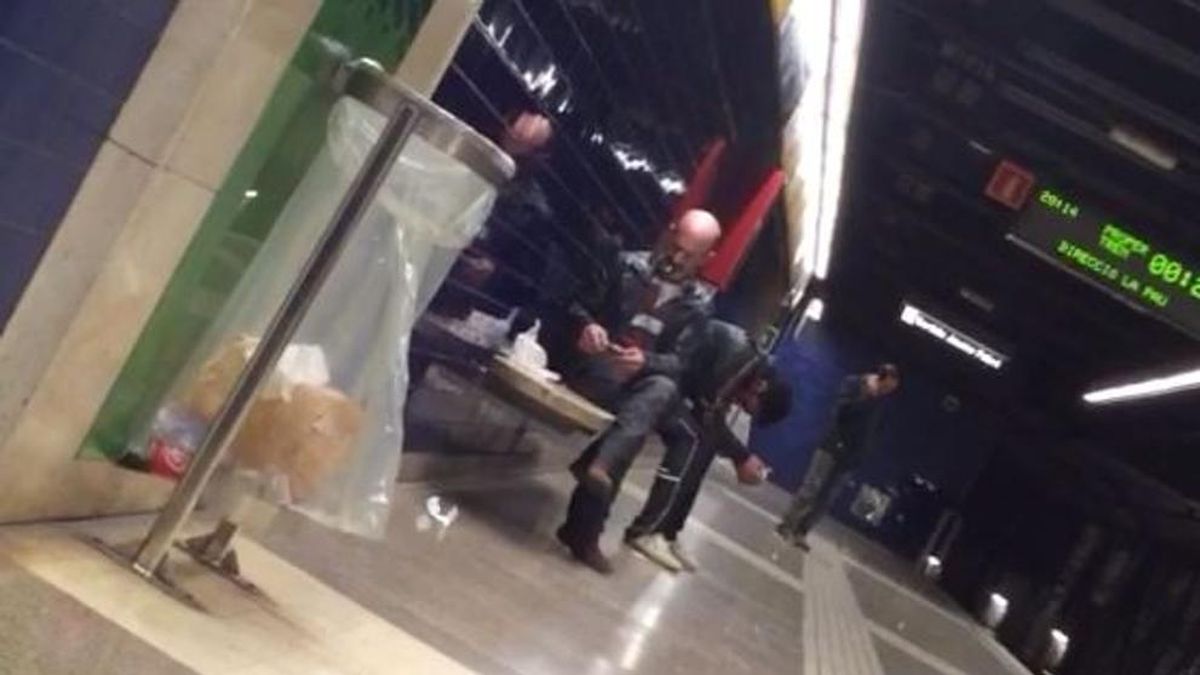Nuevo escándalo en el Metro de Barcelona: un hombre consume heroína en un andén