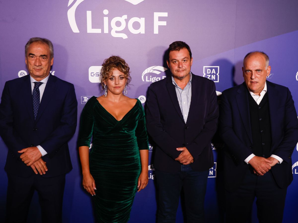 Foto: Lozano, Álvarez, Francos y Tebas, en la gala de la Liga F. (AFP) 