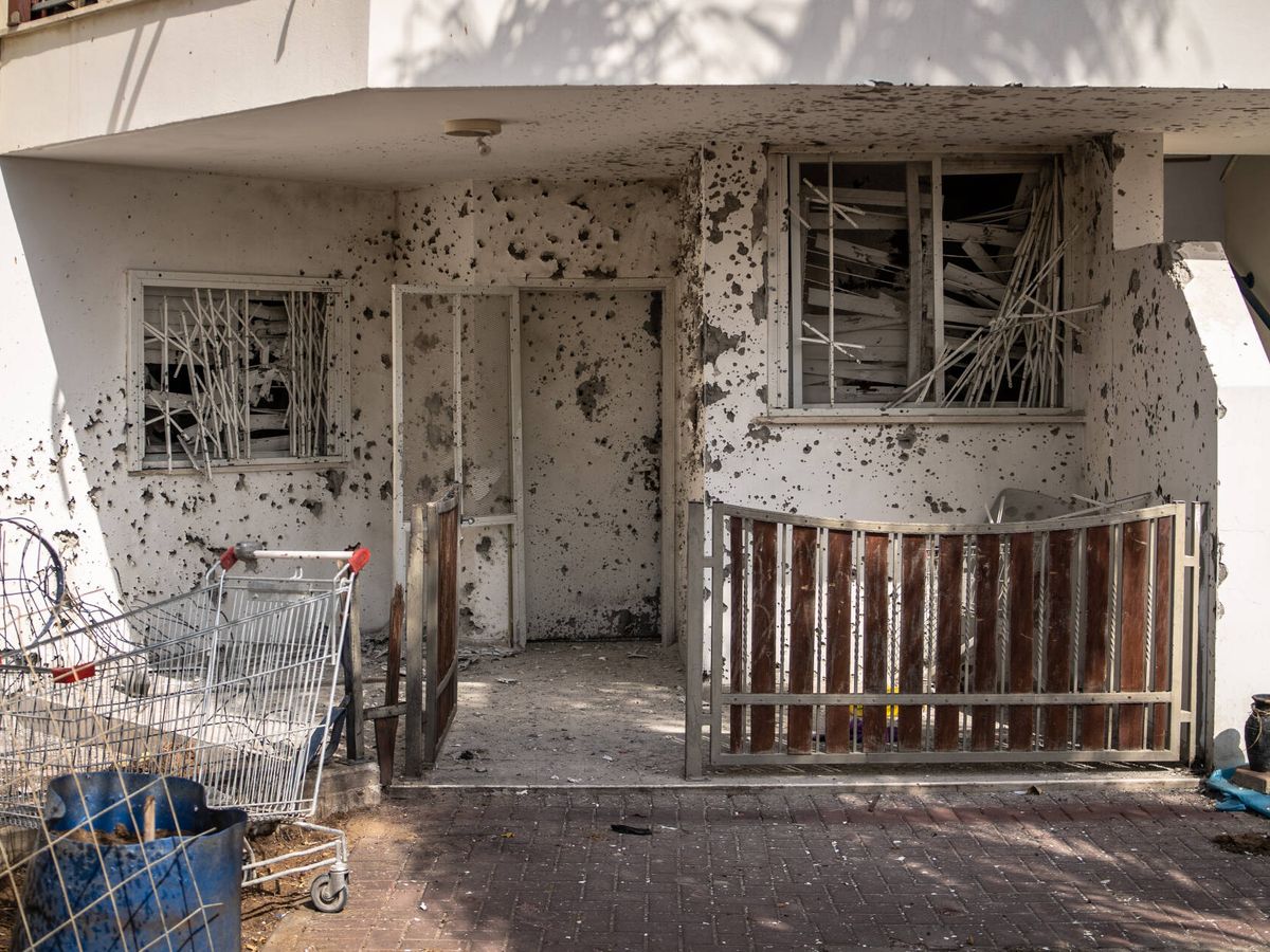 Foto: Una casa, afectada por el tiroteo el día del ataque de Hamás en Sderot. (Fermín Torrano)