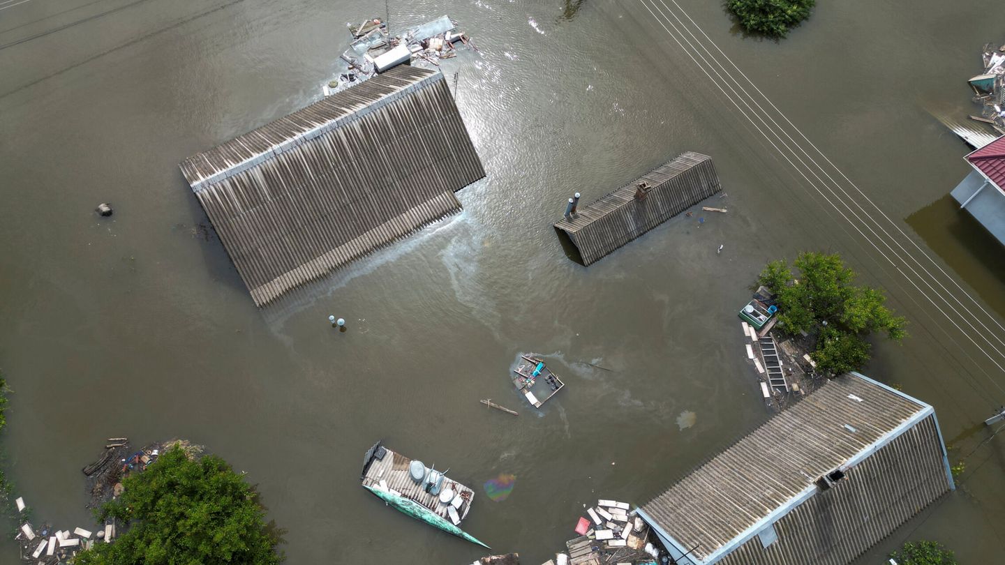 A view shows flooded residential buildings after the Nova Kakhovka dam breached, amid Russia's attack on Ukraine, in Kherson, Ukraine June 8, 2023. REUTERS Vladyslav Smilianets