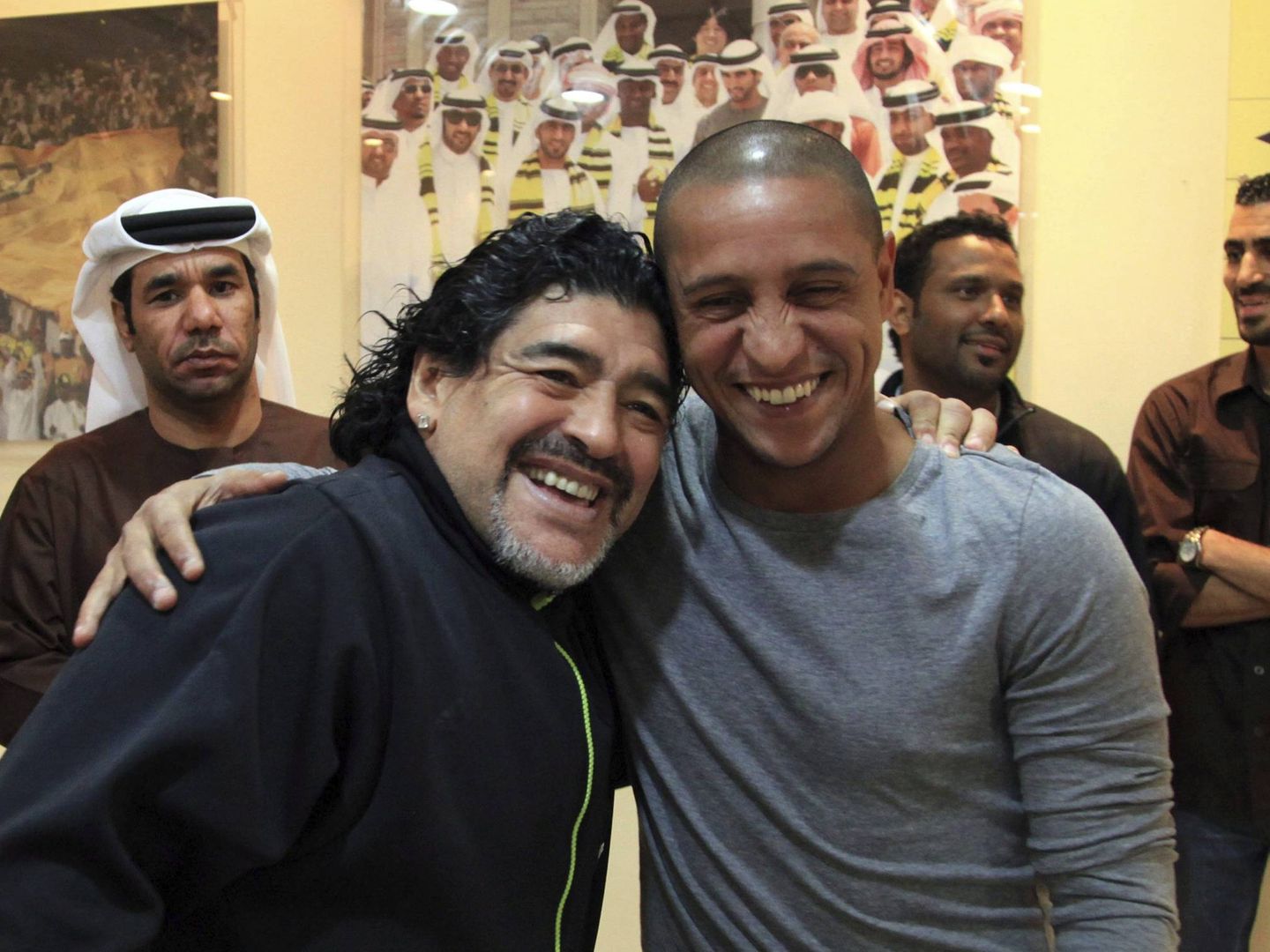 Roberto Carlos y Diego Armando Maradona. (EFE)