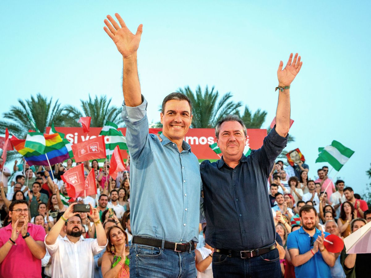 Foto: Sánchez y Espadas, en el cierre de campaña. (EFE/Julio Muñoz)