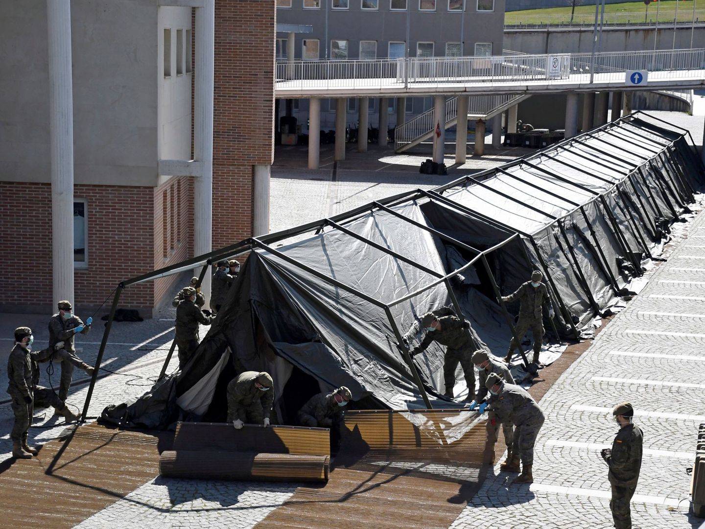 El regimiento de ingenieros del Ejército de Tierra instala un hospital de campaña en Segovia. (EFE)