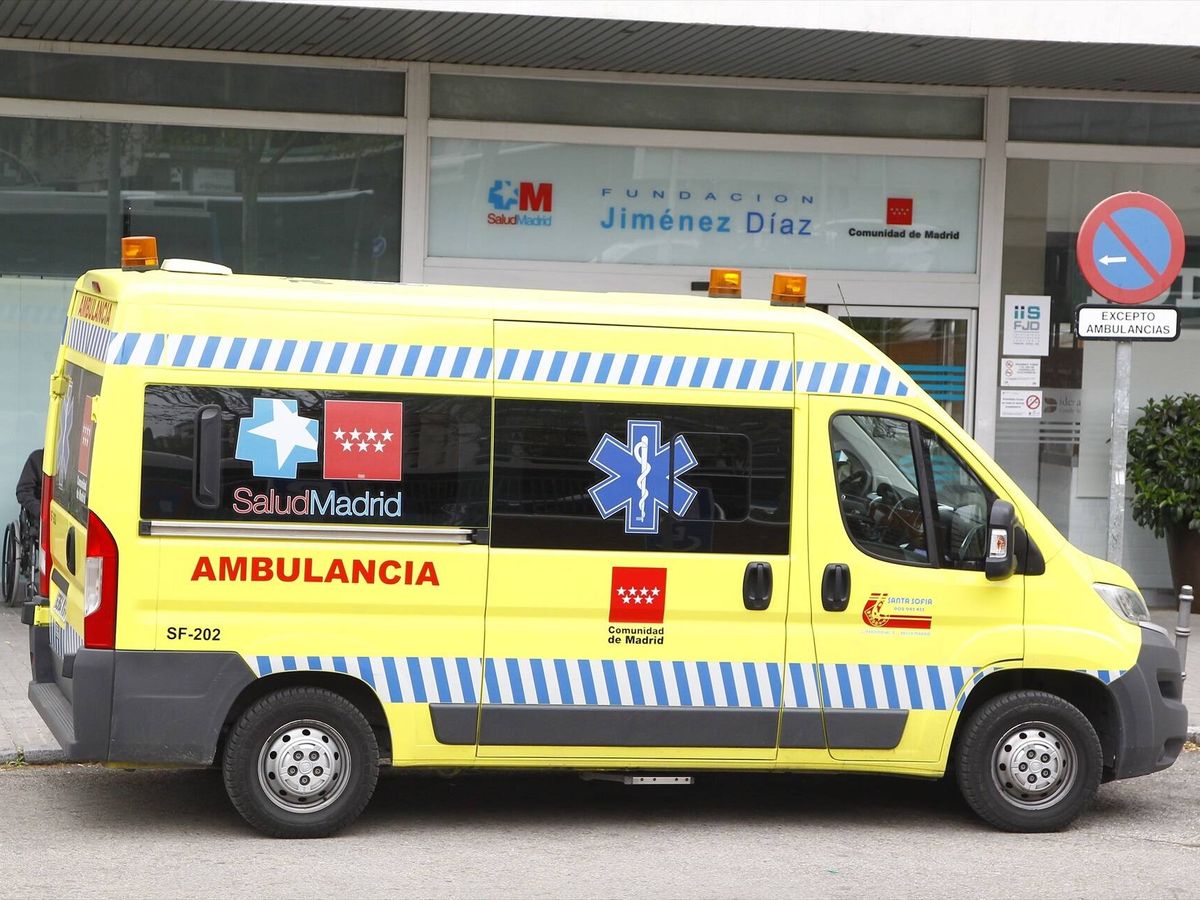 Foto: Una ambulancia en la Fundación Jiménez Díaz en una fotografía de archivo. (Europa Press/ José Ramón Hernando) 