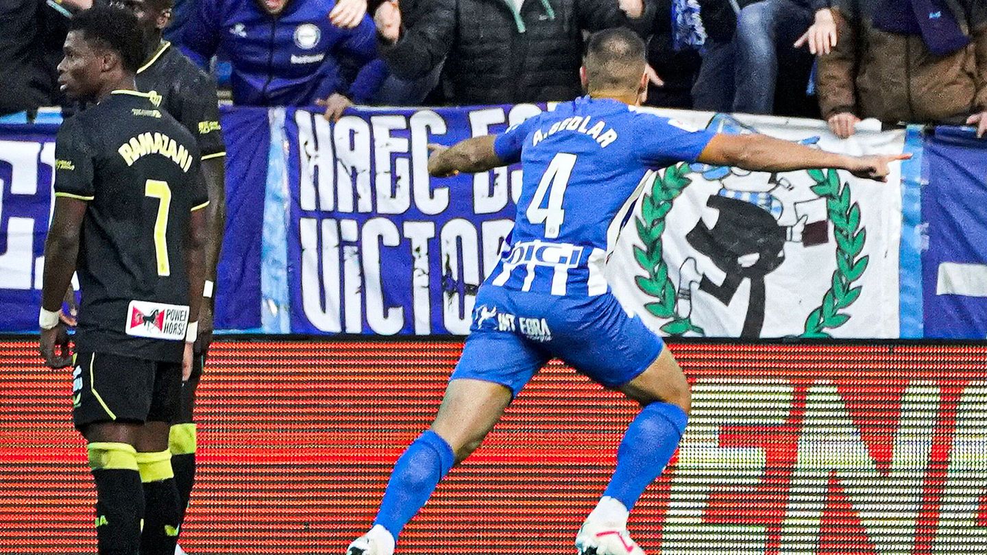 Aleksandar Sedlar celebra su gol ante la UD Almería. (EFE/L. Rico)