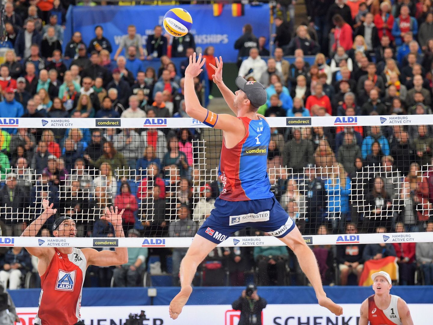 El noruego Anders Mol en el Campeonato Mundial de voleibol playa 2019 en Alemania. (Reuters)