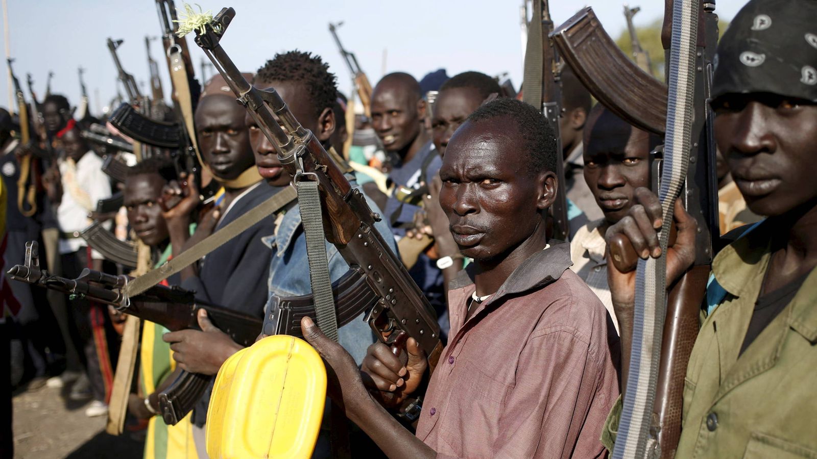 Foto: Milicianos muestran sus armas en el Alto Nilo, Sudán del Sur, en febrero de 2014 (Reuters). 
