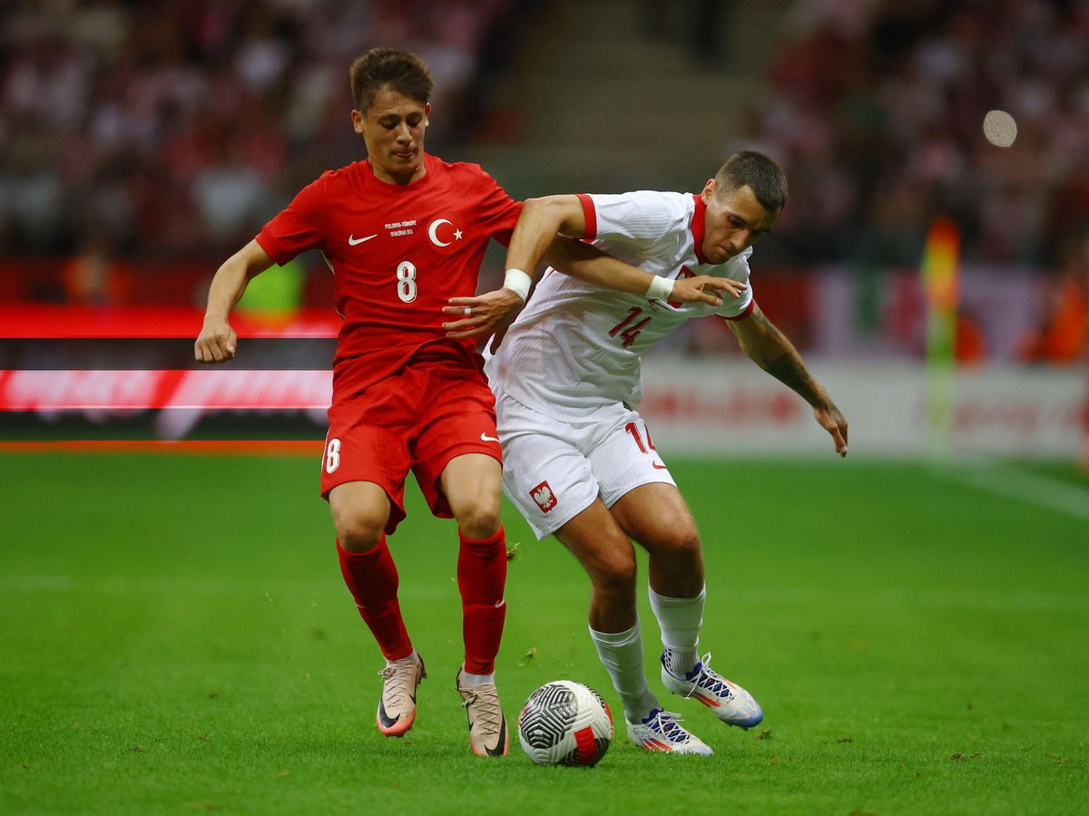 Foto: Arda Güler recupera un balón contra Polonia. (Reuters/Kacper Pempel)