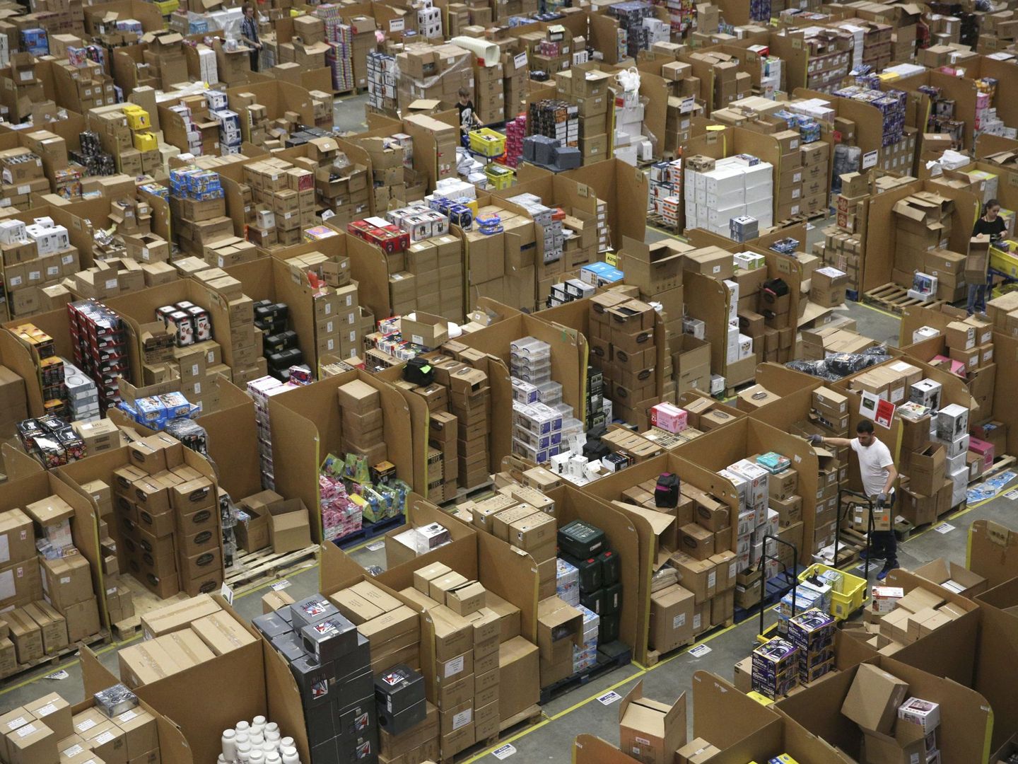 El interior de un almacén de Amazon. (Reuters)