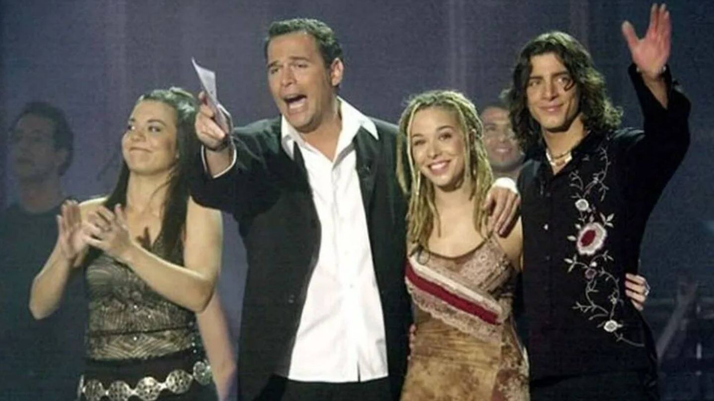 Manuel Carrasco, con Beth, Carlos Lozano y Ainhoa Cantalapiedra en 'Operación Triunfo 2002'. (TVE)