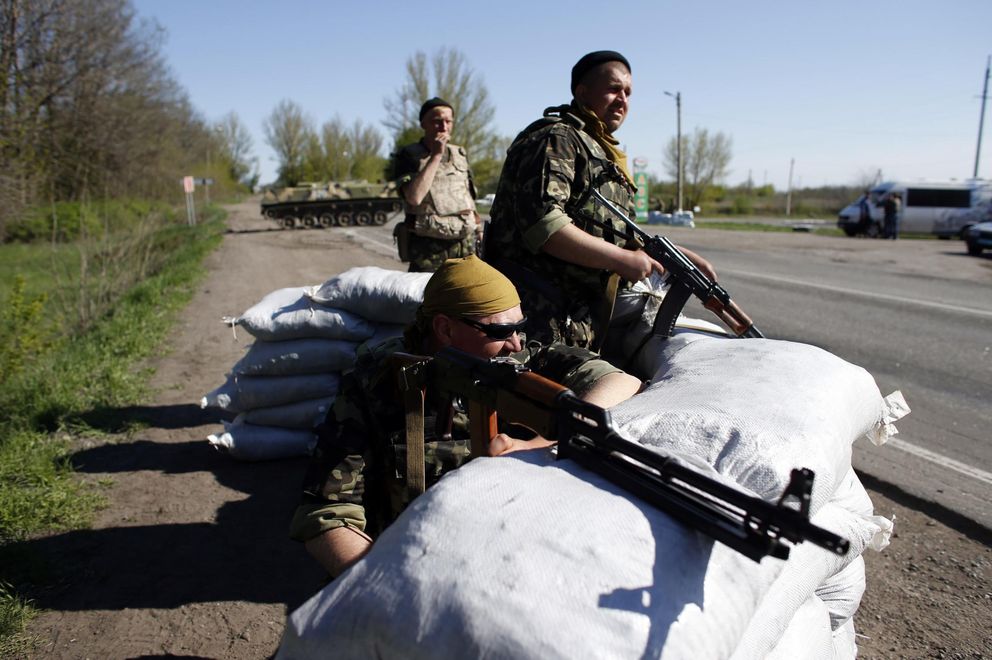 Soldados ucranianos en un check-point en Malinivka, al este de Slaviansk (Reuters).