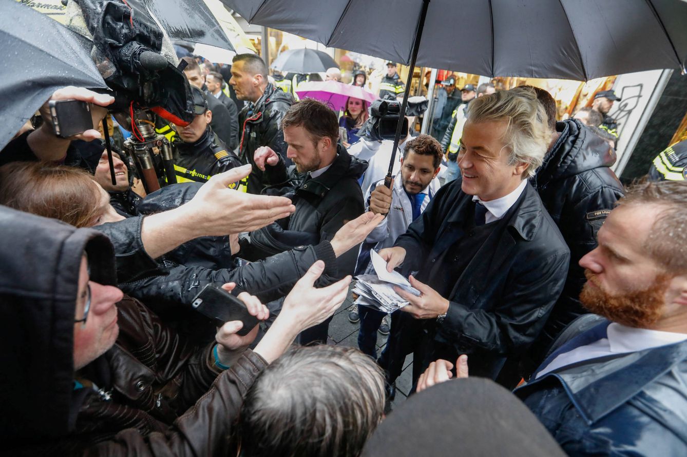 El líder de ultraderecha Geert Wilders saluda a simpatizantes durante un evento de campaña, en Breda. (Reuters)