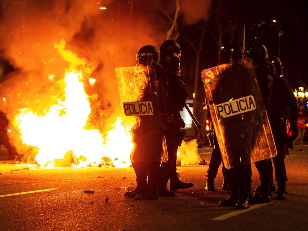 Foto: Efectivos policiales durante los disturbios frente a la delegación del Gobierno en Barcelona. (EFE)