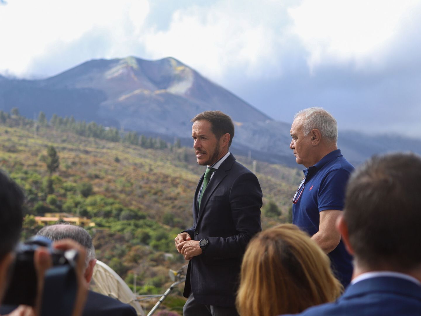 El presidente del Cabildo de La Palma, Mariano Zapata, y el director del Plan de Protección ante Riesgo Volcánico de Canarias, Miguel Ángel Morcuende. (EFE/Luis G. Morera)