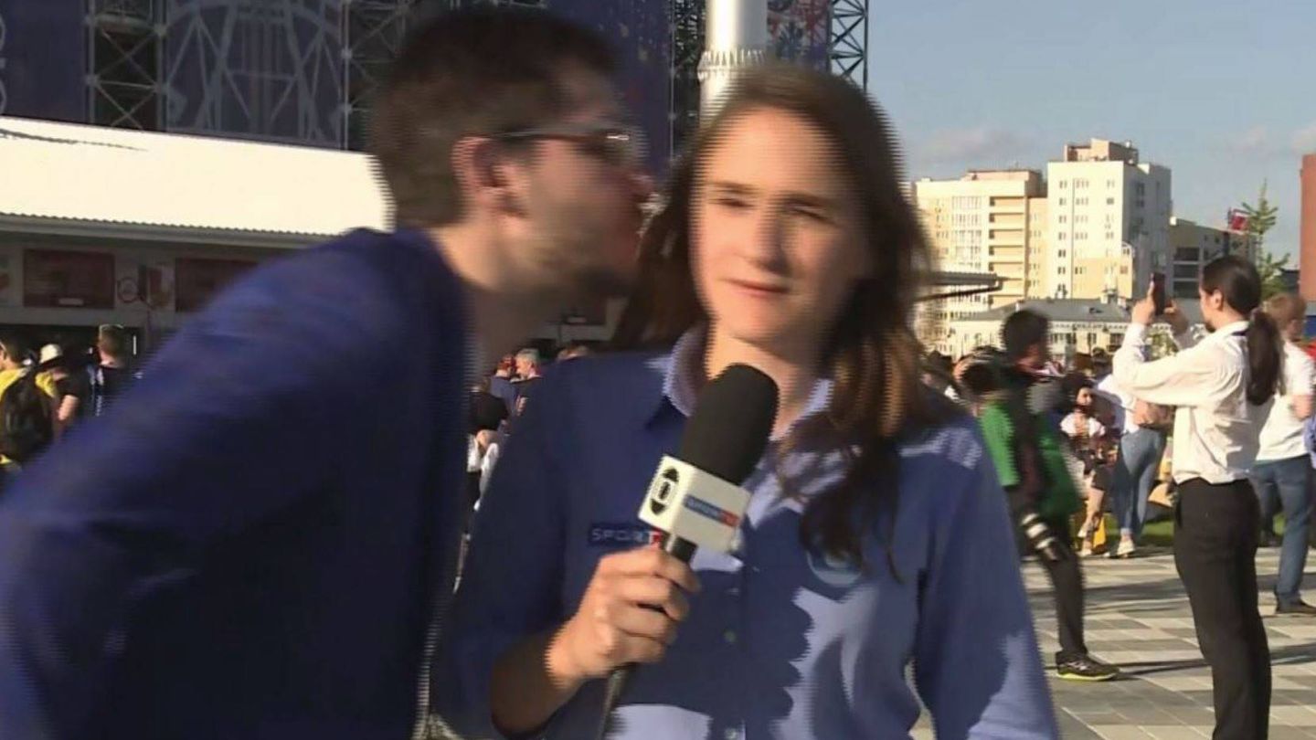 Un hincha trata de besar a una periodista de Globo TV en directo