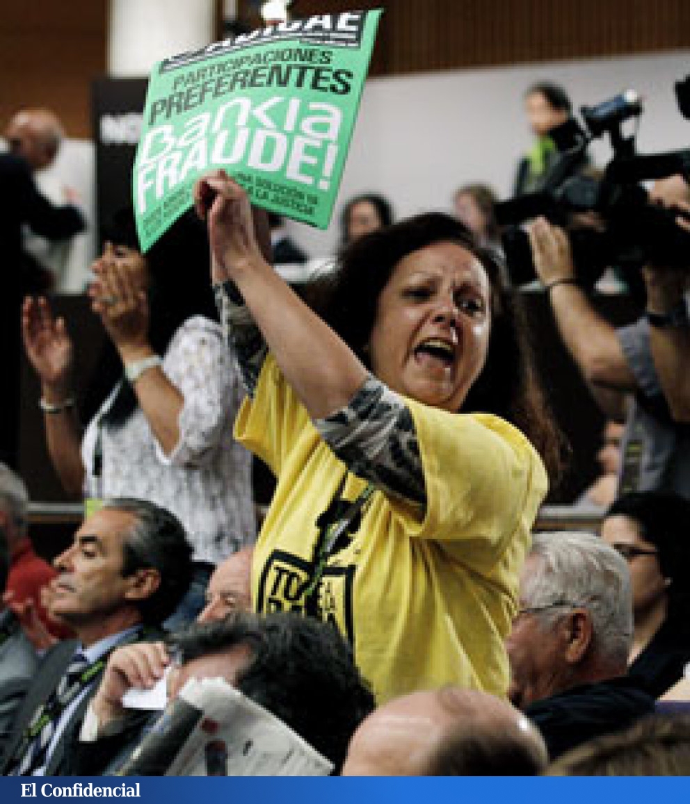 Un afectado por las preferentes se desnuda en la junta de Bankia