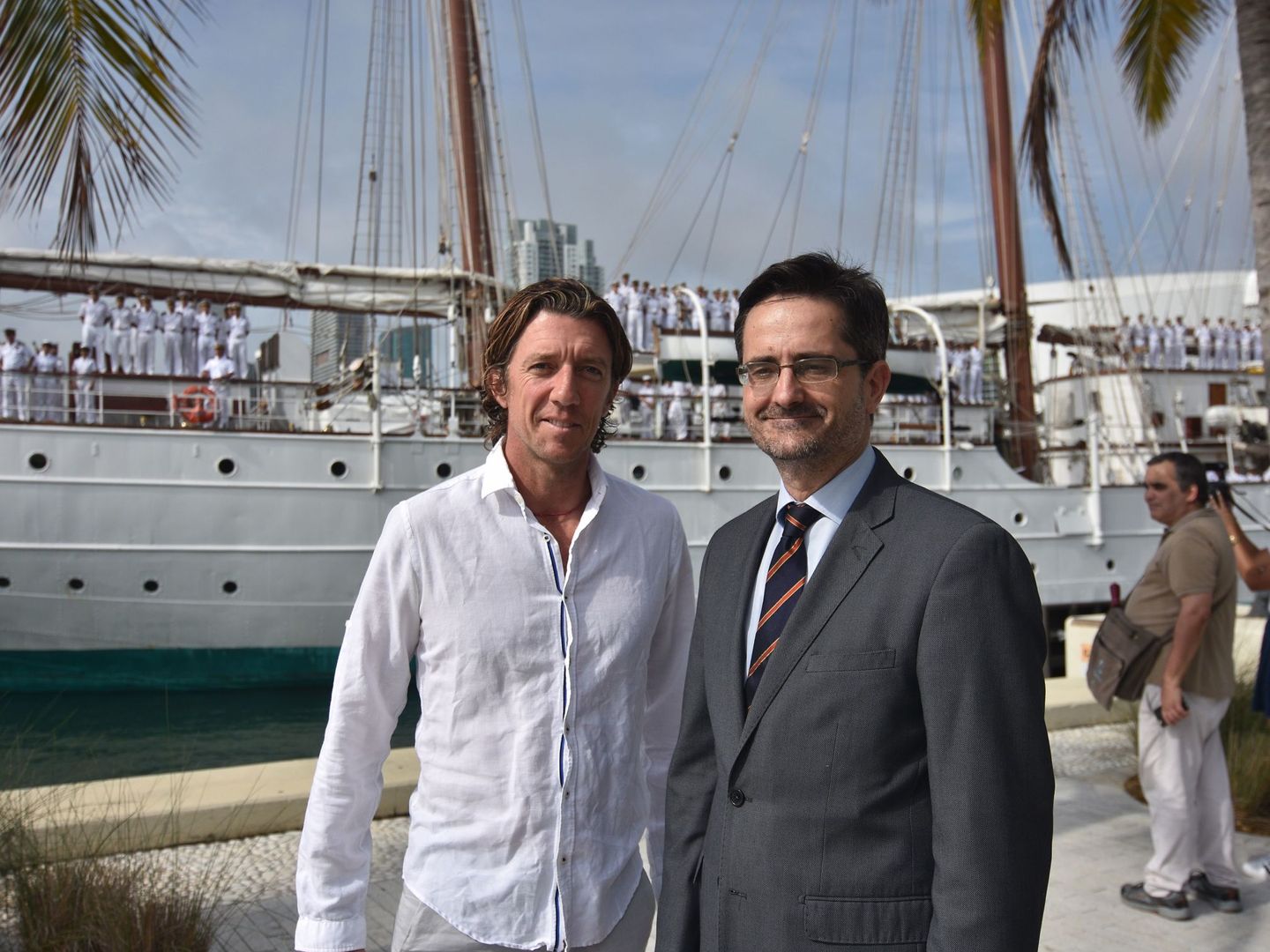 El cónsul general de España en Miami, Cándido Creis, junto a Colate Vallejo-Nágera. (EFE)