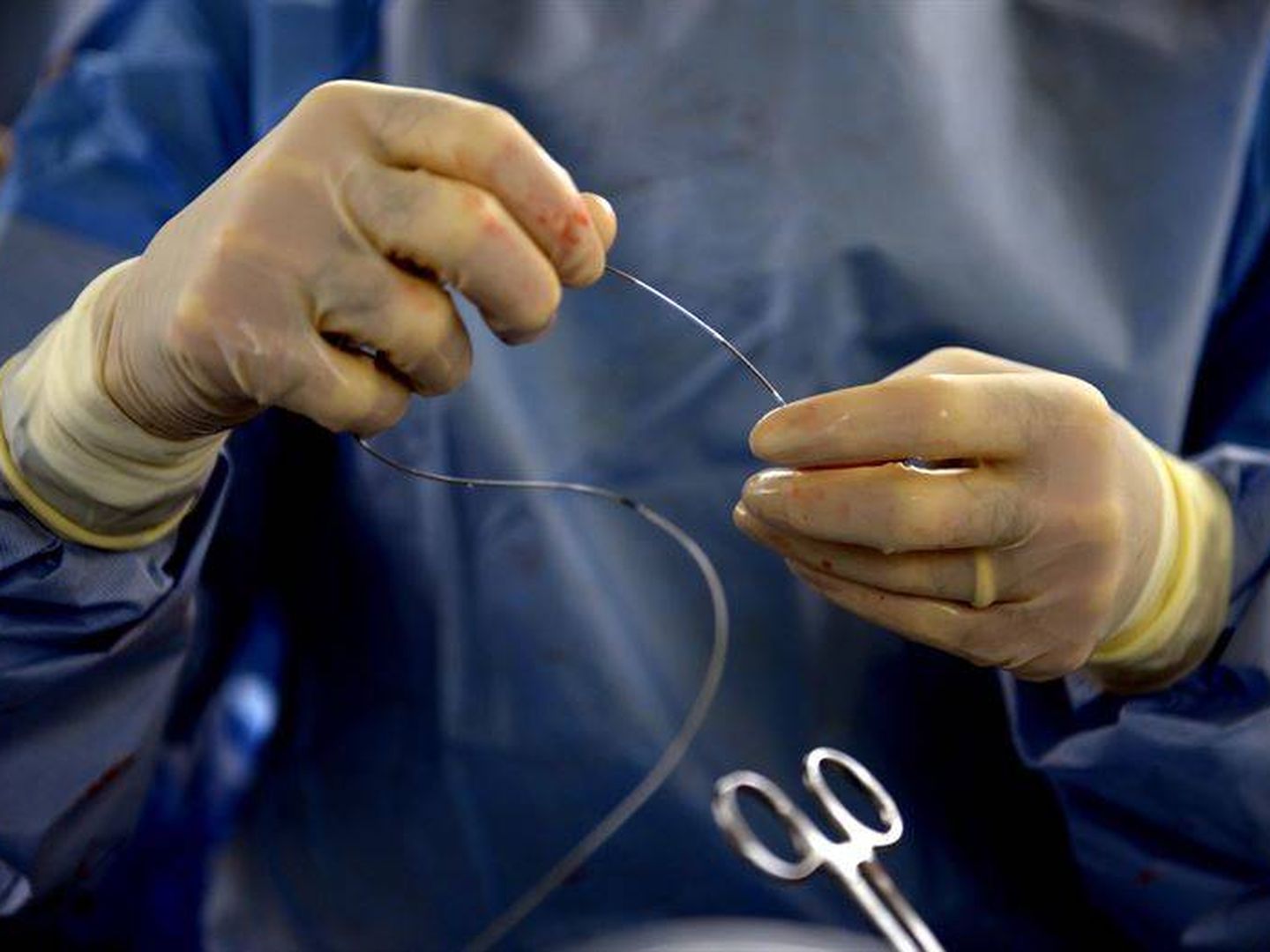 Un cirujano prepara el catéter para insertar un 'stent'. (Duncan McElroy / US Air Force)
