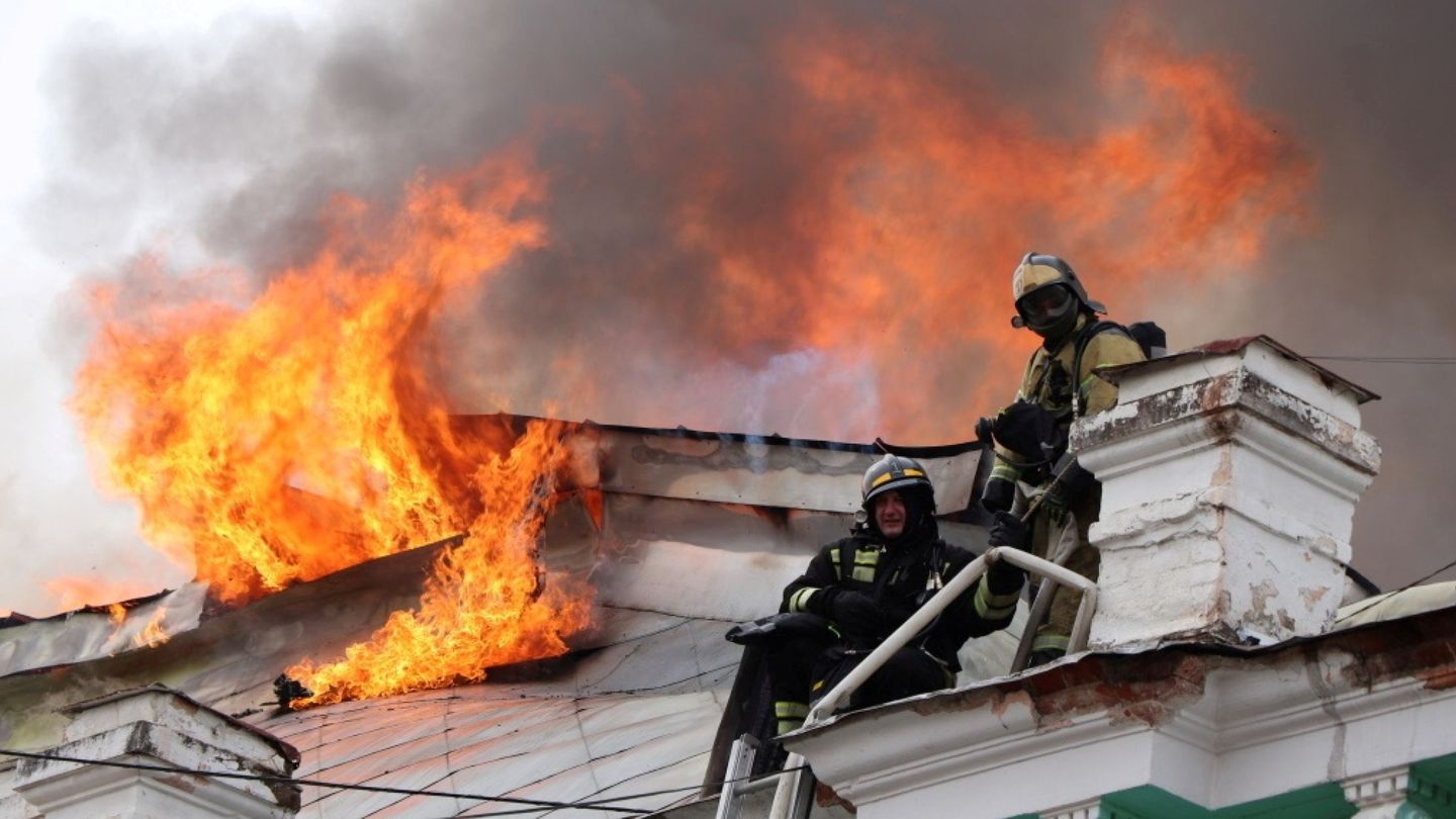 Los bomberos lucharon por contener las llamas mientras se realizaba la operación (Russian Emergencies Ministry Handout via Reuters)