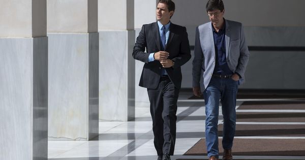 Foto: El presidente de Ciudadanos, Albert Rivera (i), junto al presidente y portavoz del grupo parlamentario en Andalucía, Juan Marín (d). (EFE)