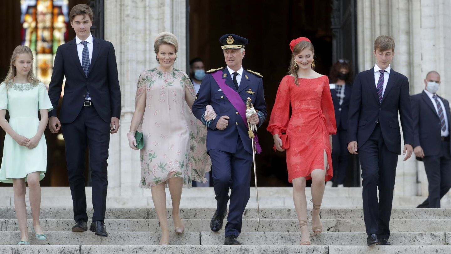 Los reyes de los belgas, con sus cuatro hijos. (EFE)