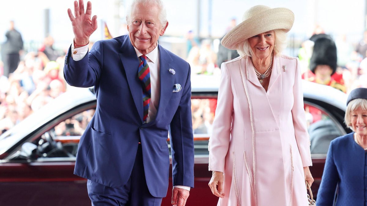 El rey Carlos III y la reina Camila sorprenden con sus guiños en Gales: recuerdo al príncipe Guillermo y detalle con Harry y Meghan